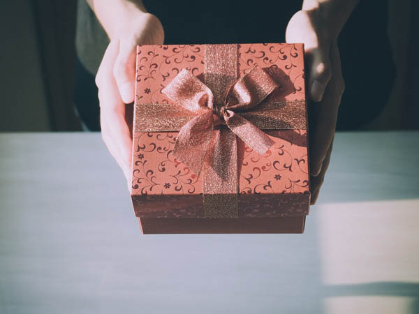 Chinese Gift Giving Etiquette: What To Do & What To Avoid - illustration