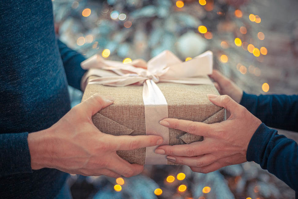 Chinese Gift Giving Etiquette: What To Do & What To Avoid -- cover